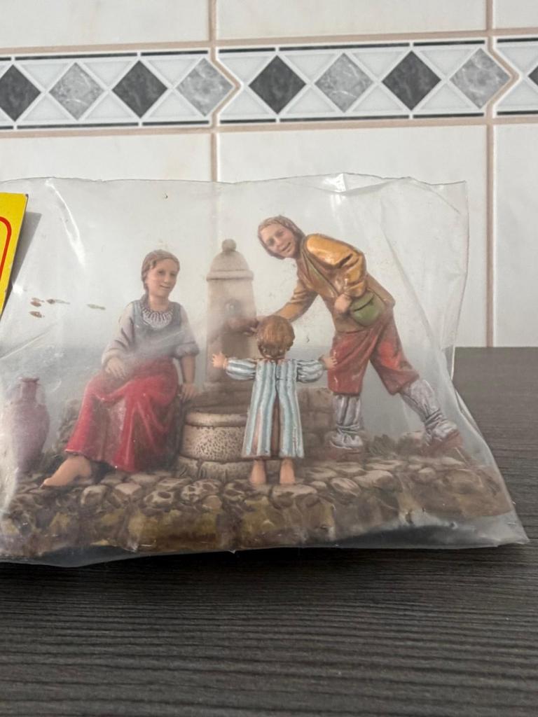 Vintage Beeldje: Familie bij Waterput - Nieuw in Verpakking, Verzamelen, Beelden en Beeldjes, Ophalen of Verzenden, Nieuw, Mens