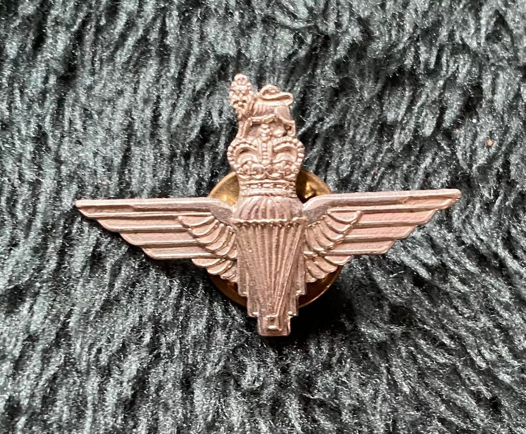 Pin Parachute Regiment Airborne 1944 Kostuum Badge, Ophalen of Verzenden, Gebruikt, Overige onderwerpen, Speldje of Pin