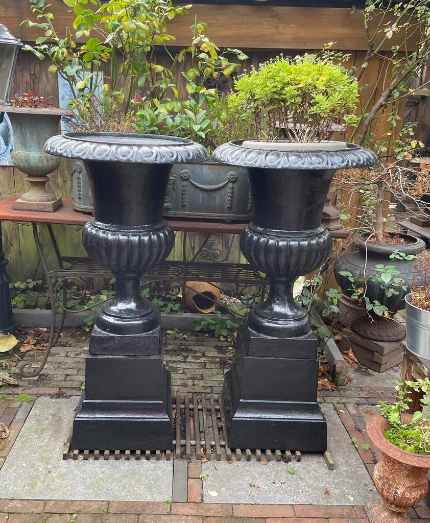 2 gietijzeren tuinvazen bloempotten op console, Ophalen