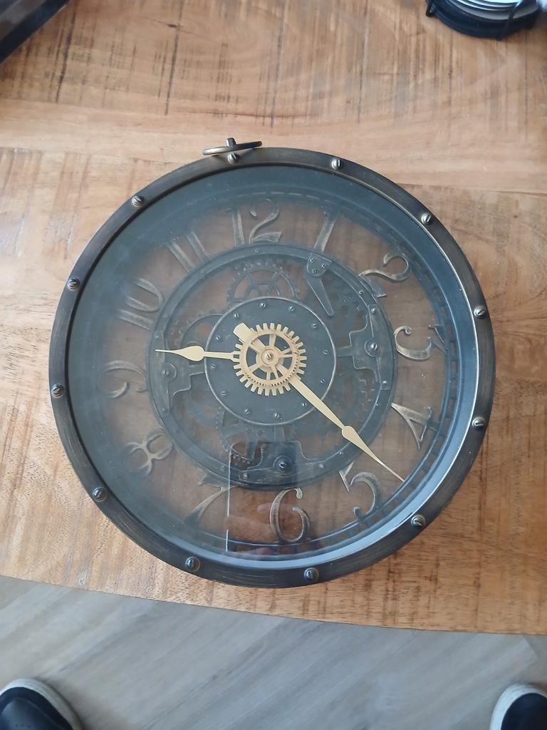 Nette klok - Wandklok met zichtbaar uurwerk, Huis en Inrichting, Woonaccessoires | Klokken, Zo goed als nieuw, Wandklok, Analoog