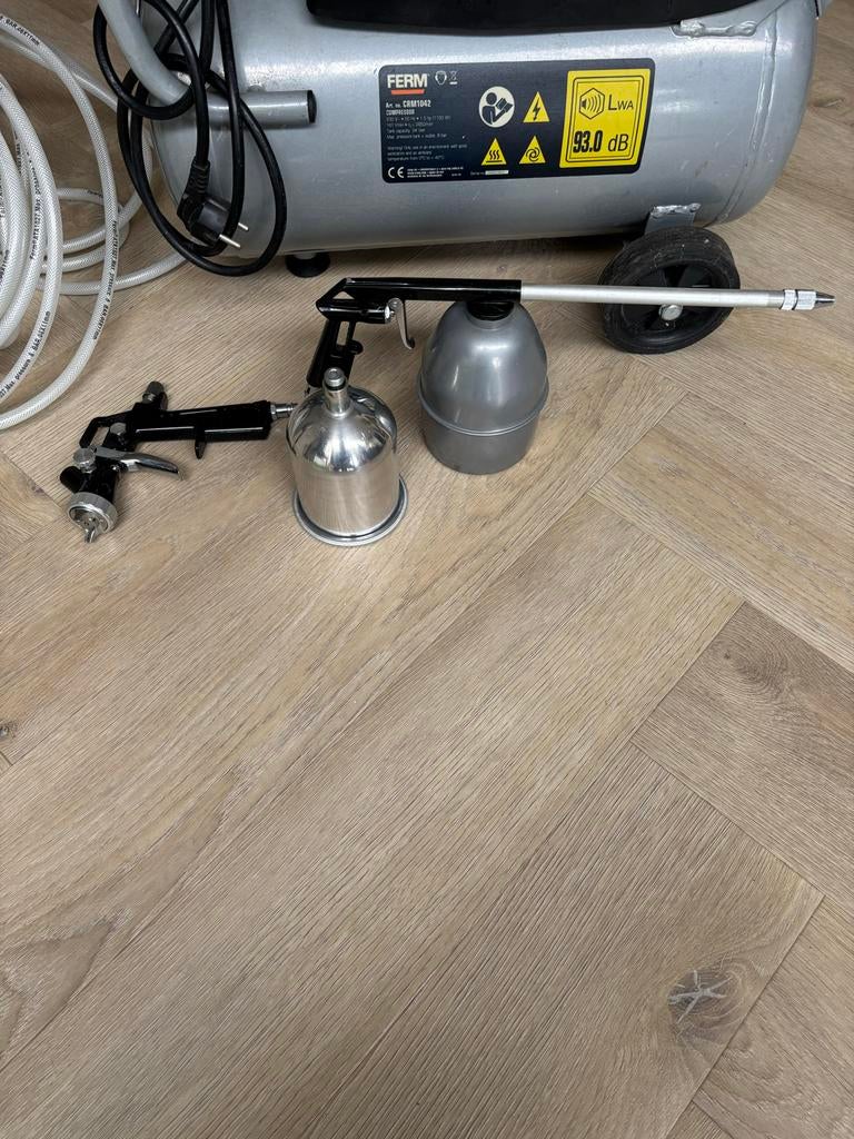 Ferm Compressor met spuitpistool voor verf/autobanden, Ophalen, Gebruikt, 6 tot 10 bar, Minder dan 200 liter/min