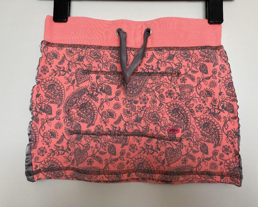 Zalmroze / grijs rokje in Paisley motief maat 134 - 140, Meisje, Ophalen of Verzenden, Zo goed als nieuw, Jurk of Rok