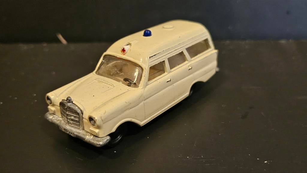 Siku mercedes ambulance, Ophalen of Verzenden, Gebruikt, Auto, SIKU