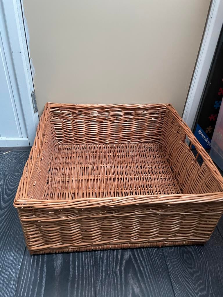 Vierkante rieten mand 50x50x21 cm, Huis en Inrichting, Woonaccessoires | Schalen en Manden, Gebruikt, Mand, Vierkant, Riet, Ophalen of Verzenden