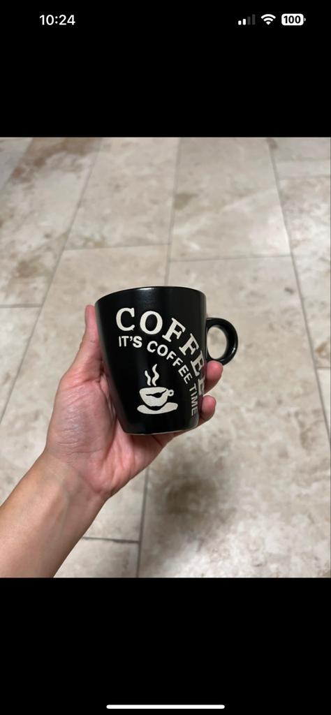 3 zwarte koffiemokken "It's Coffee Time", Gebruikt, Keramiek, Ophalen of Verzenden, Overige stijlen