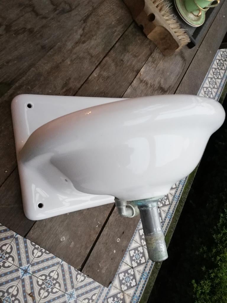 Antieke drinkfontein Sphinx, let op: water spuit omhoog, Ophalen