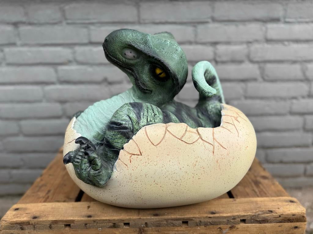 Dierenbeeld van een dinosaurus in een ei, Ophalen, Gebruikt, Dier