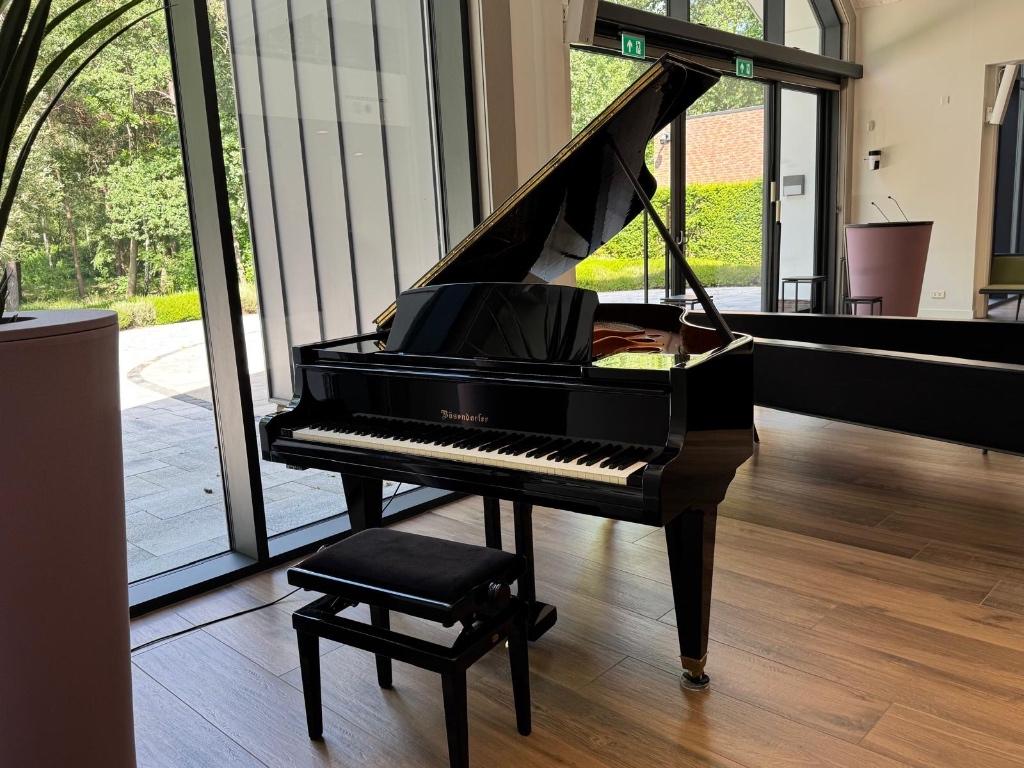 Bosendorfer 170 vleugel 1975 volledig gerestaureerd, Verzenden, Zwart, Zo goed als nieuw, Hoogglans