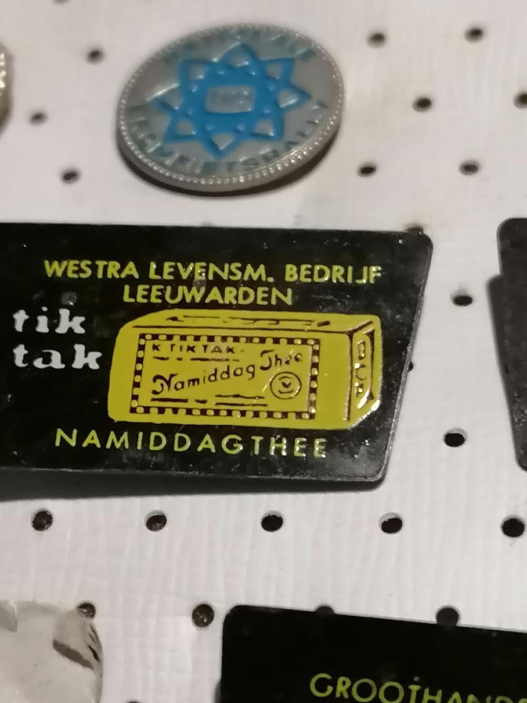 SPELD TIK TAK WESTRA LEVENSM, BEDRIJF  LEEUWARDEN, Ophalen of Verzenden, Gebruikt, Merk, Speldje of Pin