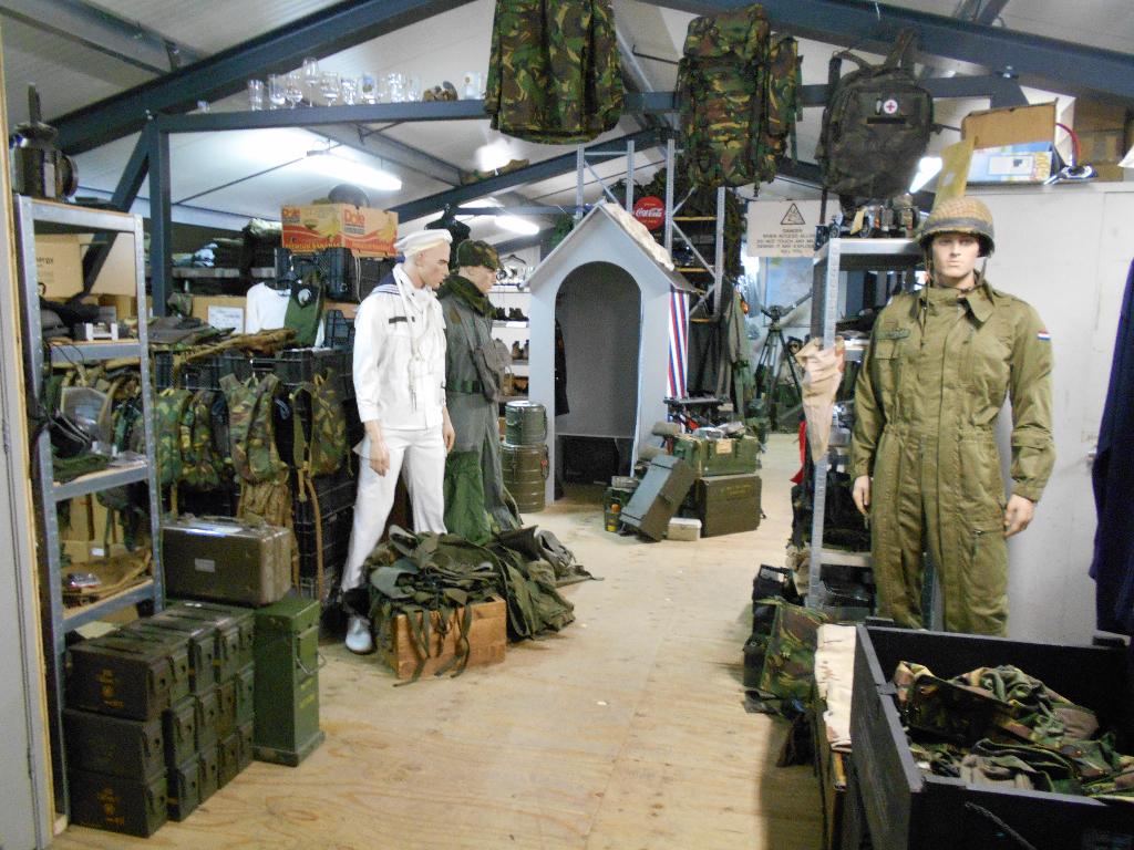 Leger spullen Leger dump Schoenen, backpacks, onderdelen, Ophalen of Verzenden, Landmacht, Nederland