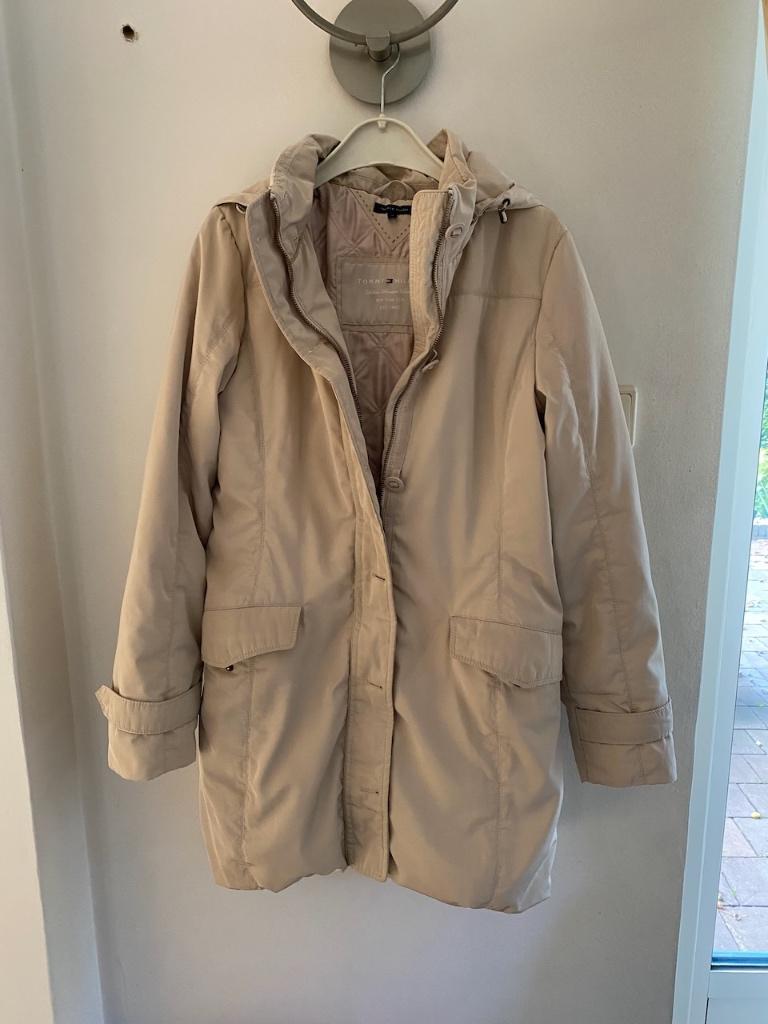 Beige donzen winterjas Tommy Hilfiger maat 36-38, Maat 38/40 (M), Beige, Ophalen of Verzenden, Gedragen