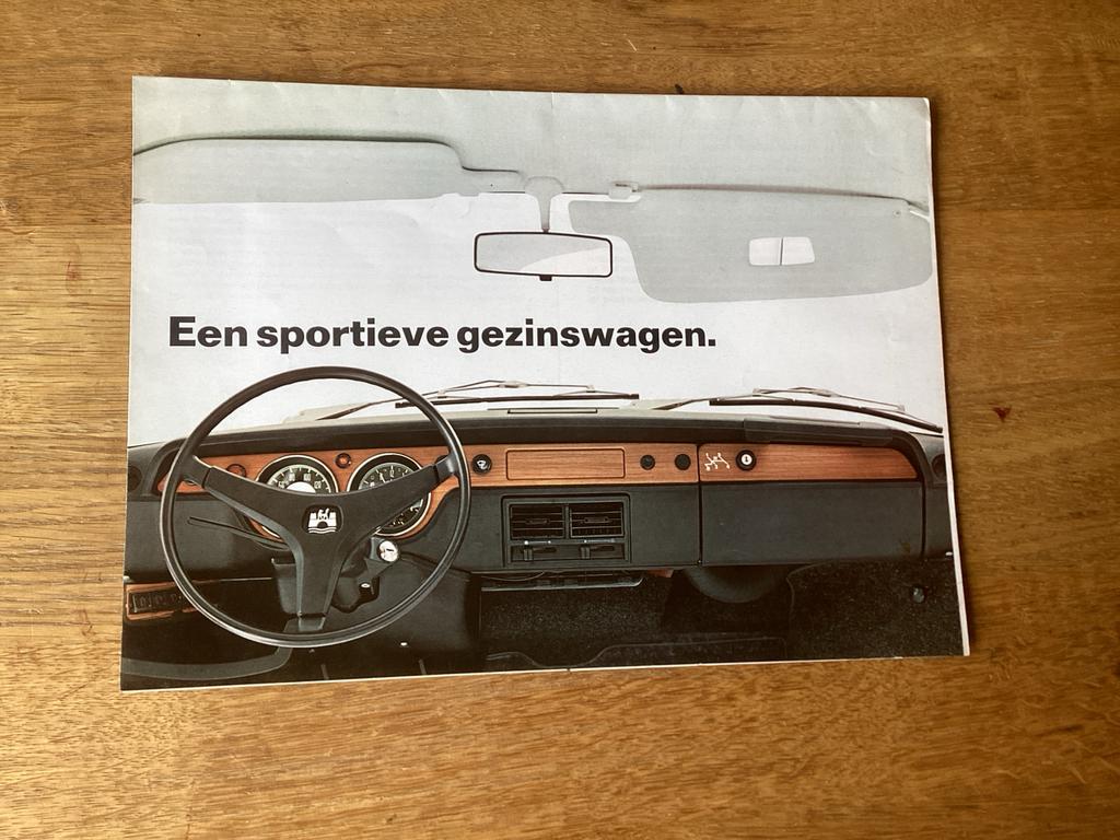 VW 411 Brochure - Een Sportieve Gezinswagen 1968, Boeken, Auto's | Folders en Tijdschriften, Ophalen of Verzenden, Zo goed als nieuw