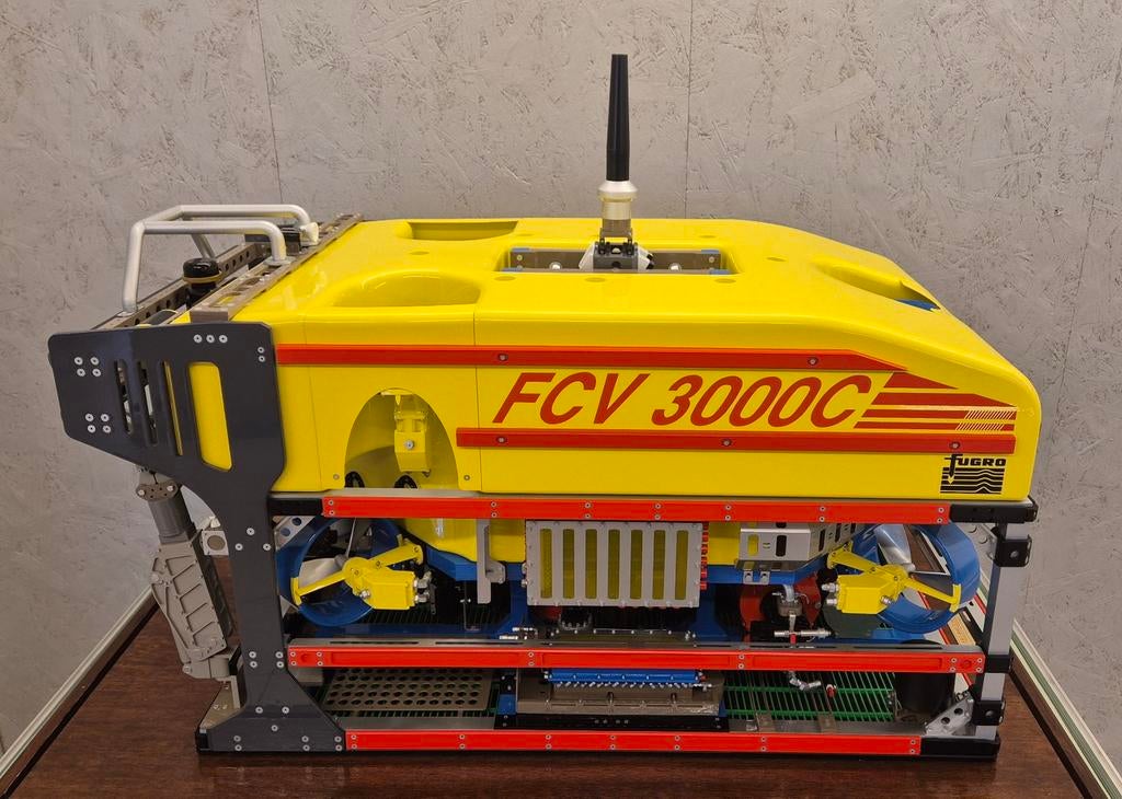 Fugro FCV 3000C schaalmodel met vitrine & transportkist, Hobby en Vrije tijd, Modelbouw | Boten en Schepen, FCV 3000, Groter dan 1:32