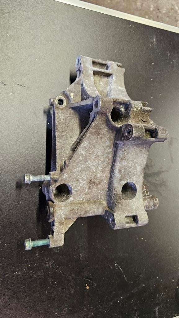 VW Golf 3 Dynamo/Aircopomp Steun 037903143G, Ophalen of Verzenden, Gebruikt, Volkswagen