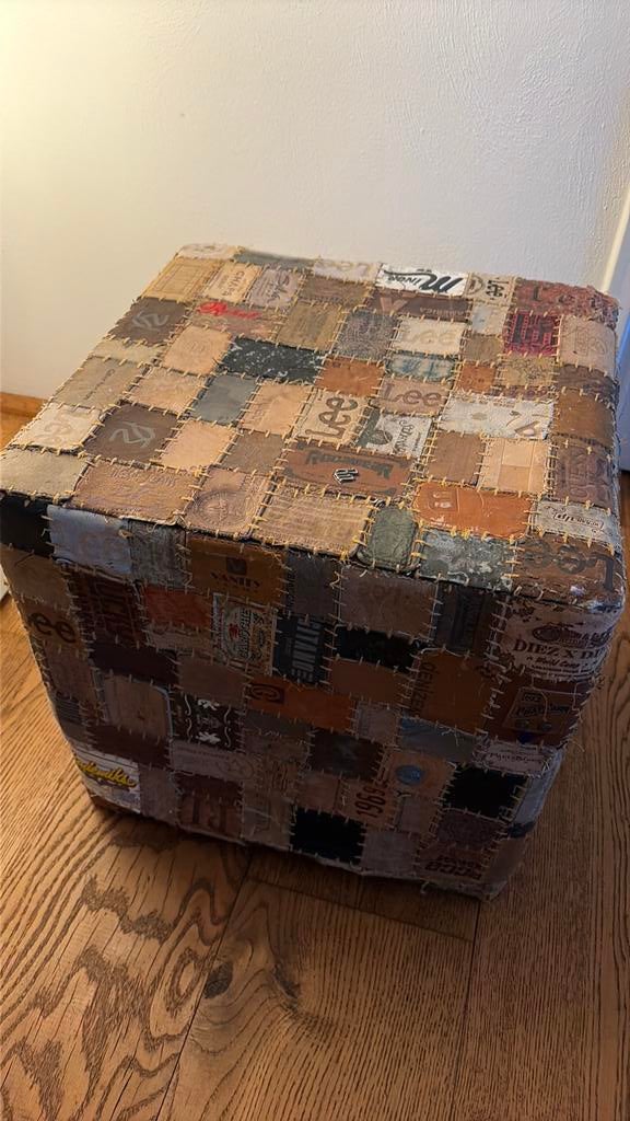Unieke poef van patchwork denim labels, Ophalen, Minder dan 50 cm, Gebruikt, Vierkant