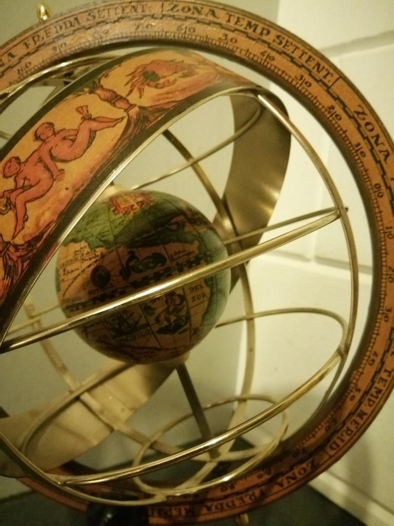OUDE ITALIAANSE ARMILLARIUM PLANETARIUM HOUT/METAAL 35X20 CM, Gebruikt, Ophalen of Verzenden, Interactief, Italy