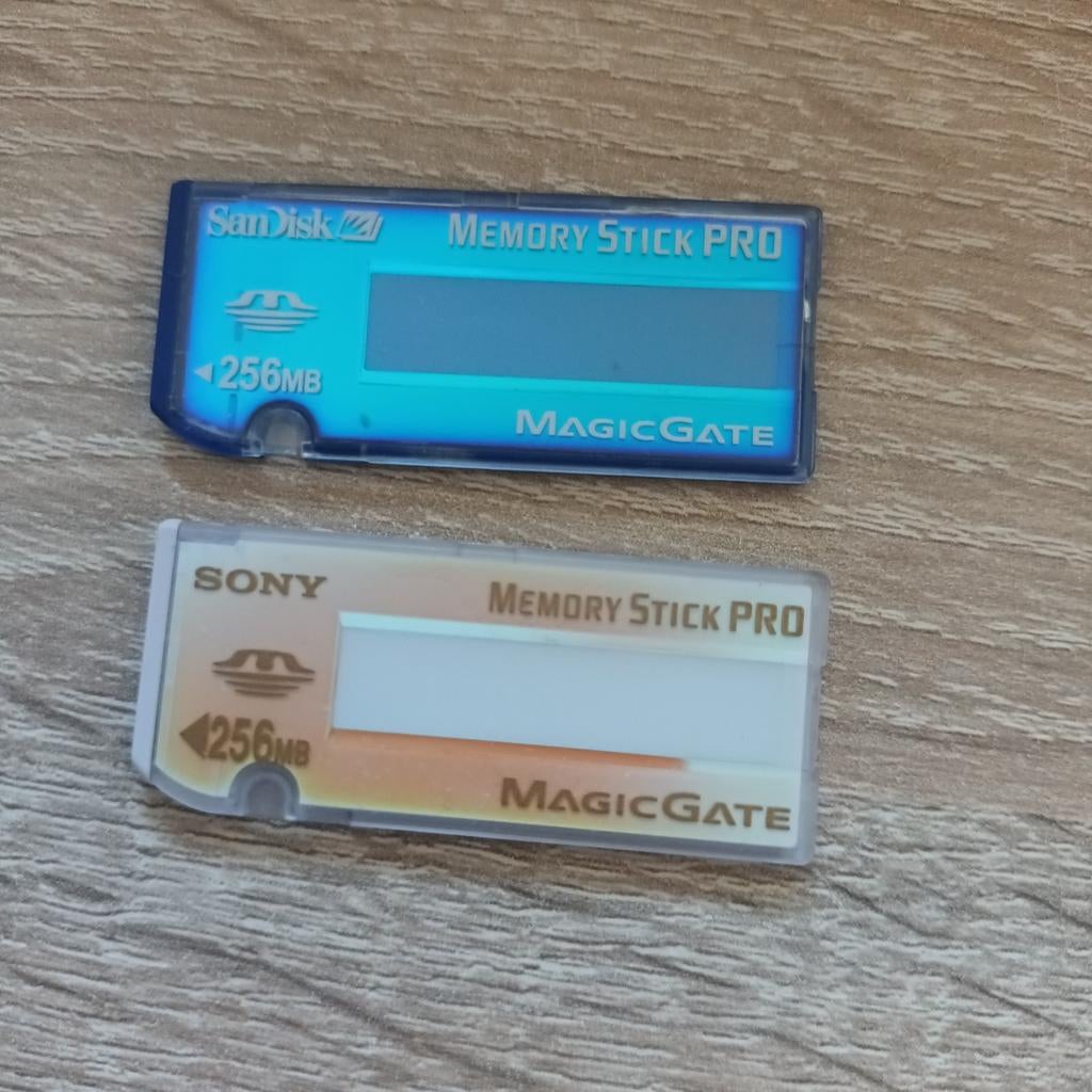 2x Memory Stick PRO 256MB - Sandisk & Sony, Gebruikt, Sandisk, Sony, Memory stick, Fotocamera