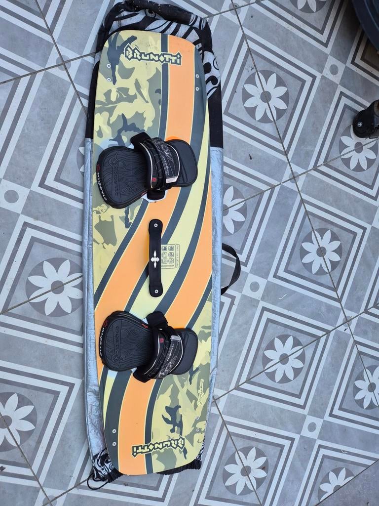 Brunotti Pro-X Kitesurf Board 134x38.5cm, Watersport en Boten, Kitesurfen, Ophalen, Gebruikt, Twintip, Kiteboard