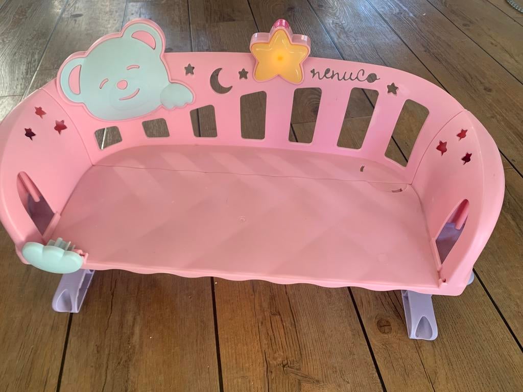 Nenuco poppenbedje met licht en geluid, Ophalen, Gebruikt, Babypop