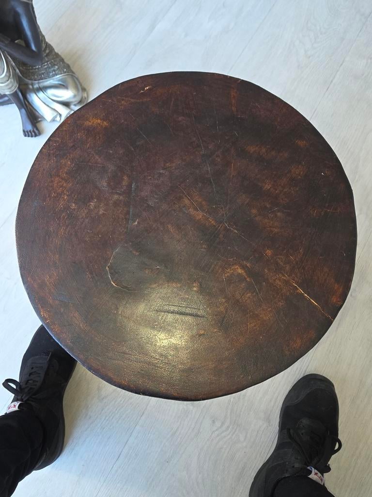 Afrikaanse houten kruk / bijzettafel – handgesneden, Ophalen of Verzenden, Rond, Minder dan 55 cm