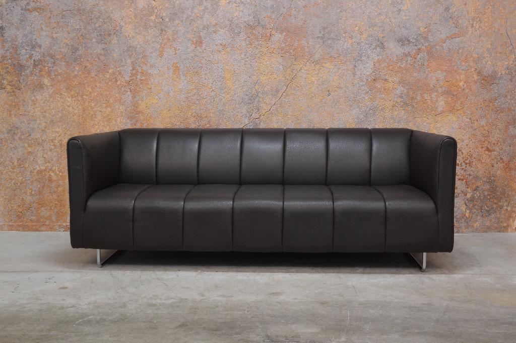 Als NIEUW! exclusieve bruine leren designbank van Montis