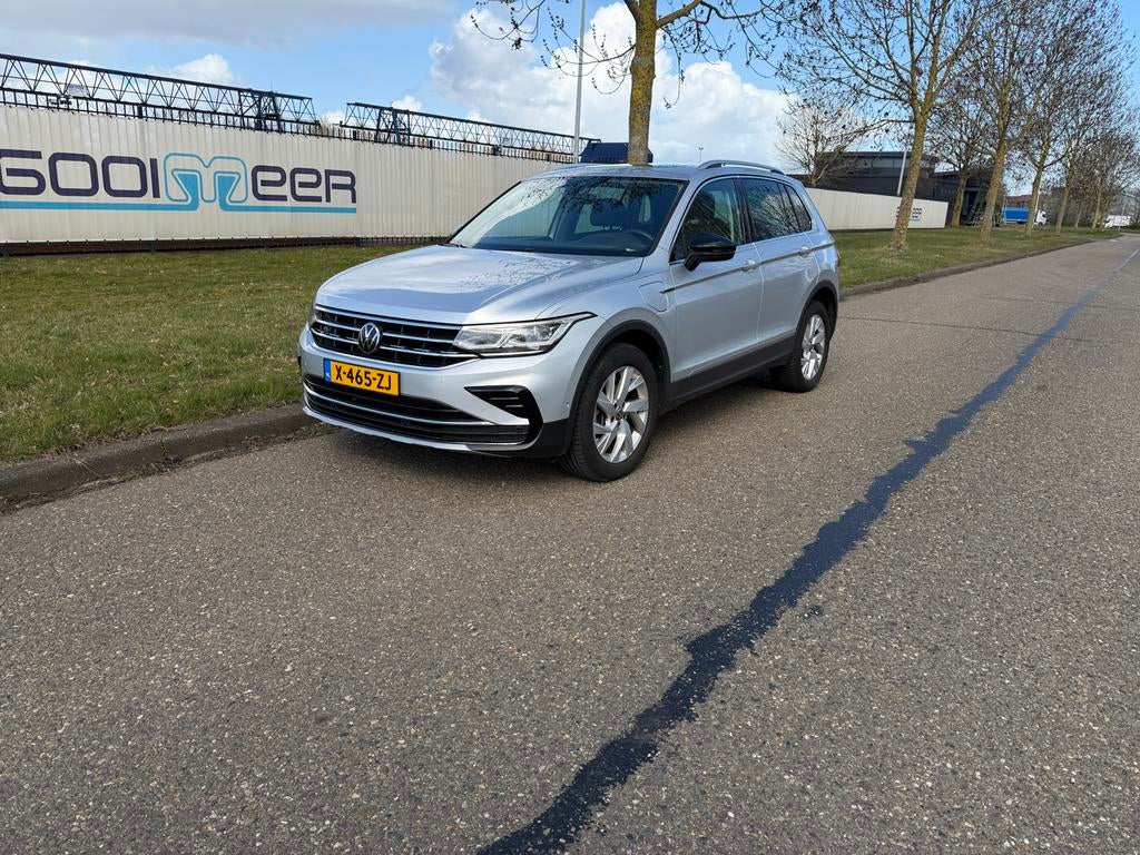 Volkswagen Tiguan 1.4 TSI Ehybrid 245pk DSG 2023 Grijs, Auto's, 1716 kg, Stof, 1800 kg, 4 cilinders