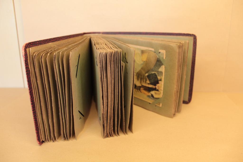 1920 Antiek album met 33 antieke kinderkaarten, Ophalen of Verzenden, 1920 tot 1940, Gelopen, Overige thema's