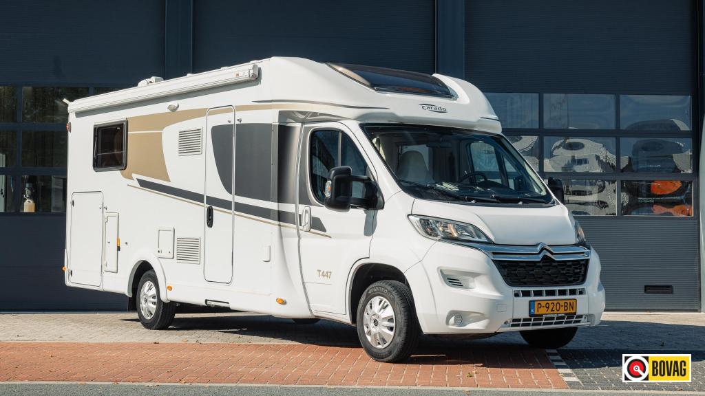 Carado T447 met Hefbed, Caravans en Kamperen, Campers, Achteruitrijcamera, Luifel, Watertank (Schoon), Bedrijf