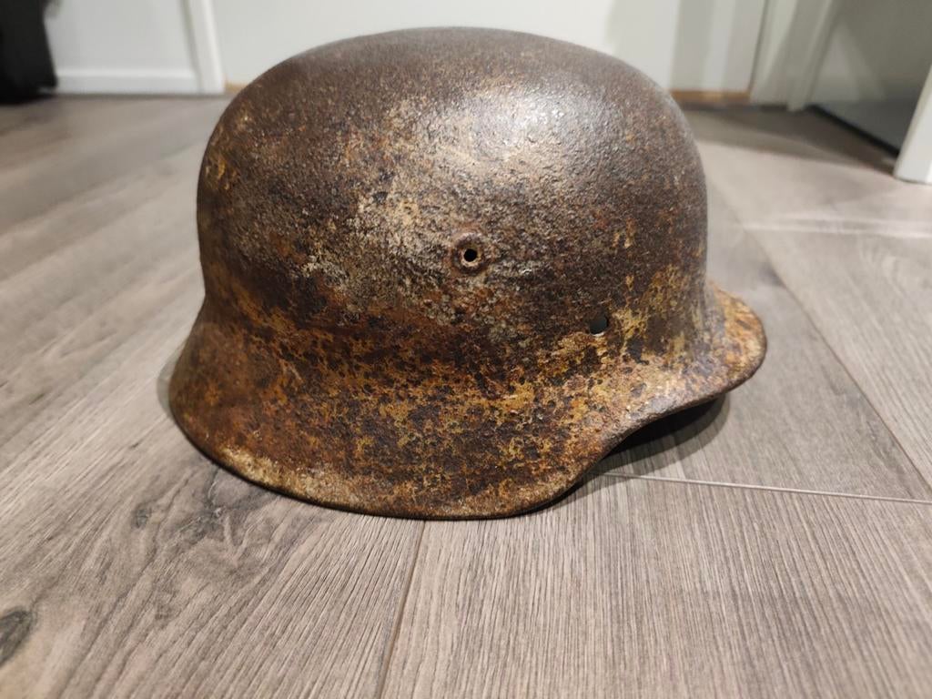 Ww2 Duitse helm m40 bodemvondst met battel damage, Ophalen of Verzenden, Duitsland, Helm of Baret