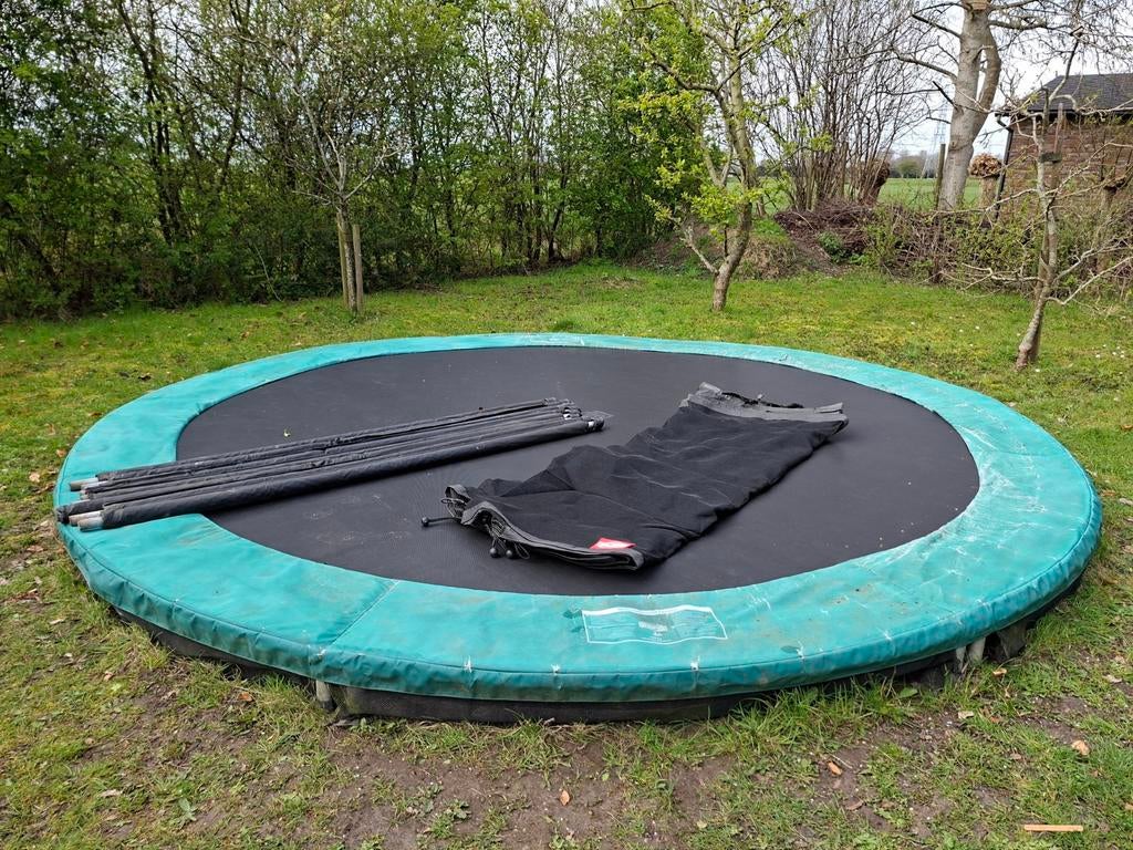 Berg 430 inground trampoline met net en zgan rand, Ophalen, Zo goed als nieuw