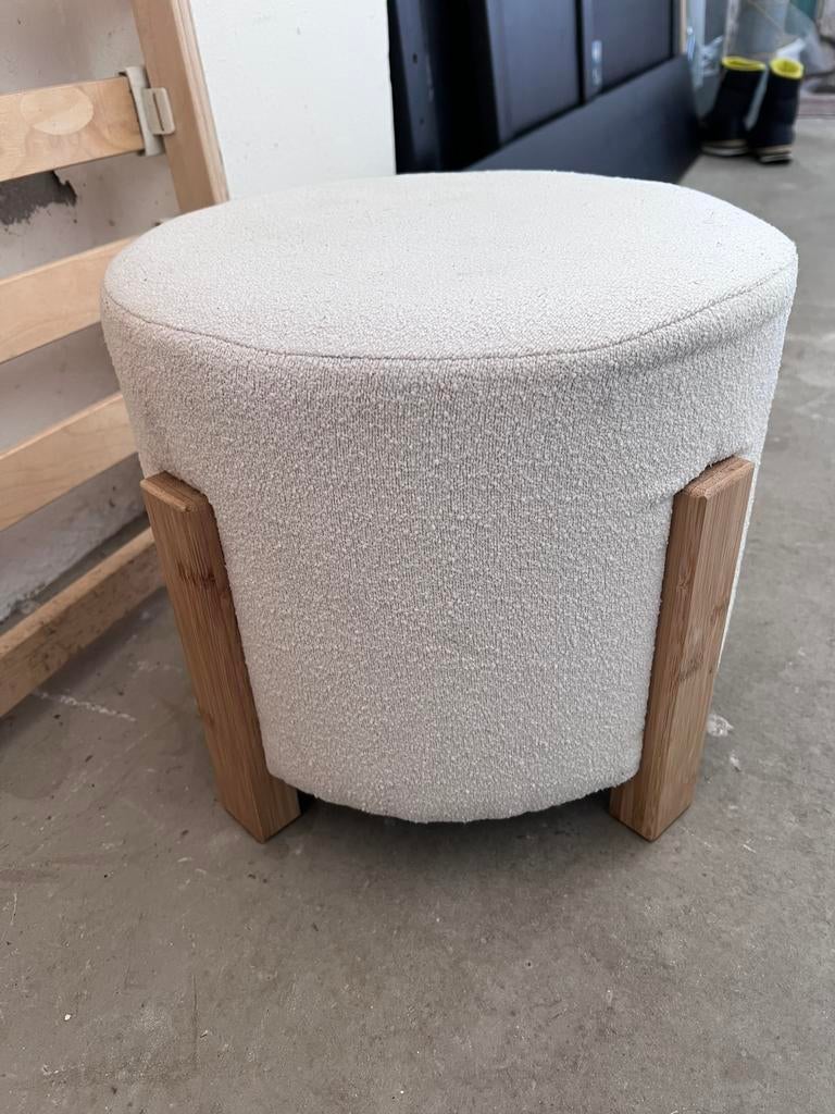 Witte Poef met Houten Poten, Ophalen, Rond, Minder dan 50 cm, Zo goed als nieuw