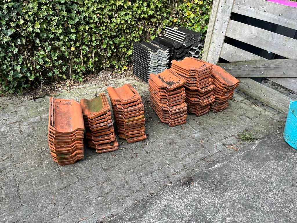Rode Dakpannen - Ongeveer 85 stuks, Doe-het-zelf en Verbouw, Dakpannen en Dakbedekking, Ophalen, Gebruikt, Steen of Klei, 5 tot 10 m²