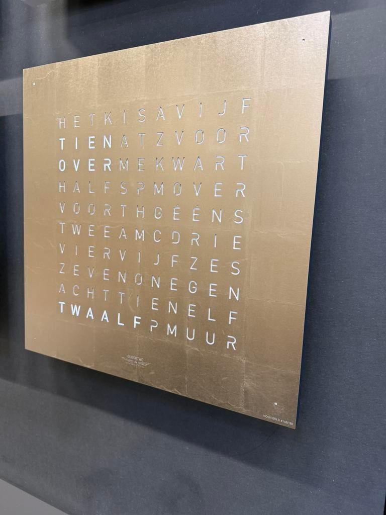 Nieuw Qlocktwo Moon Gold Woordklok Design Klok Midnight 45, Wandklok, Nieuw, Ophalen of Verzenden, Qlocktwo