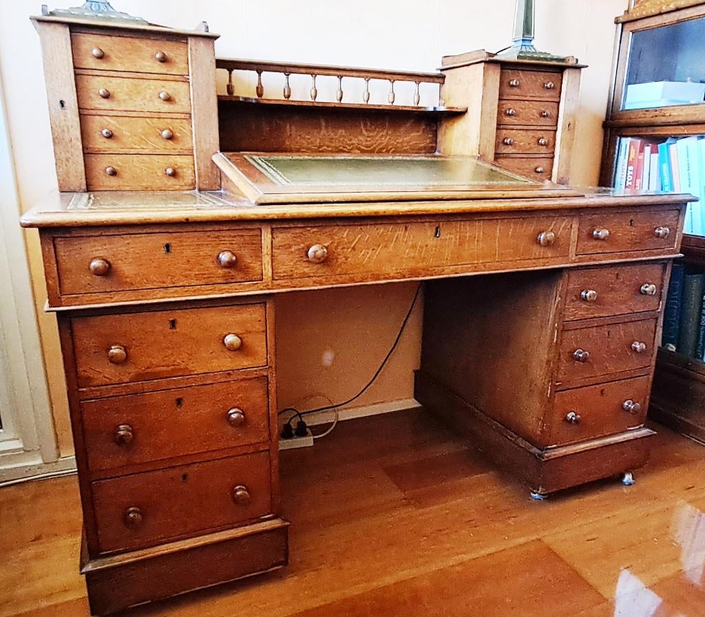 prachtig sierlijk eikenhouten Dickens desk bureau 1880, Ophalen