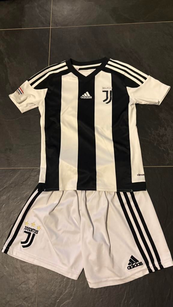 Juventus tenue maat 128-134, Sport en Fitness, Voetbal, Maat S, Ophalen of Verzenden, Gebruikt, Set