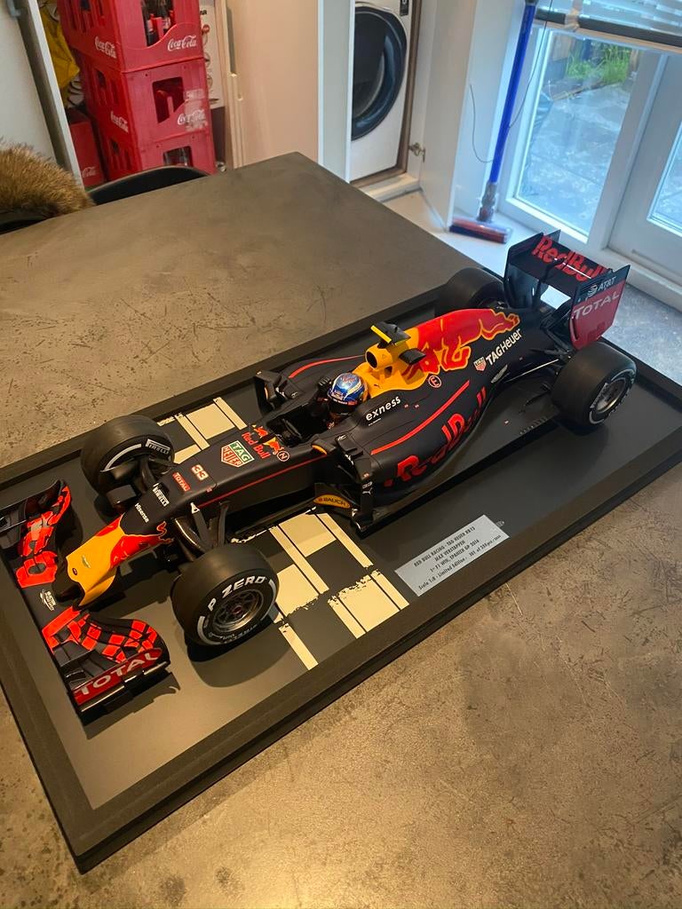 Max verstappen 1ste overwinning 1:8 replica editienummer 50, Ophalen, Zo goed als nieuw, Formule 1