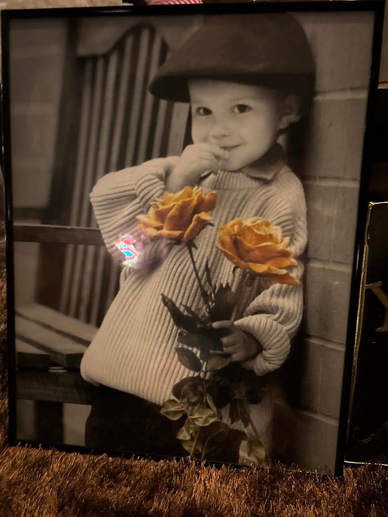 Ingelijste foto van kind met bloemen, Huis en Inrichting, Woonaccessoires | Schilderijen, Tekeningen en Foto's, Ophalen of Verzenden