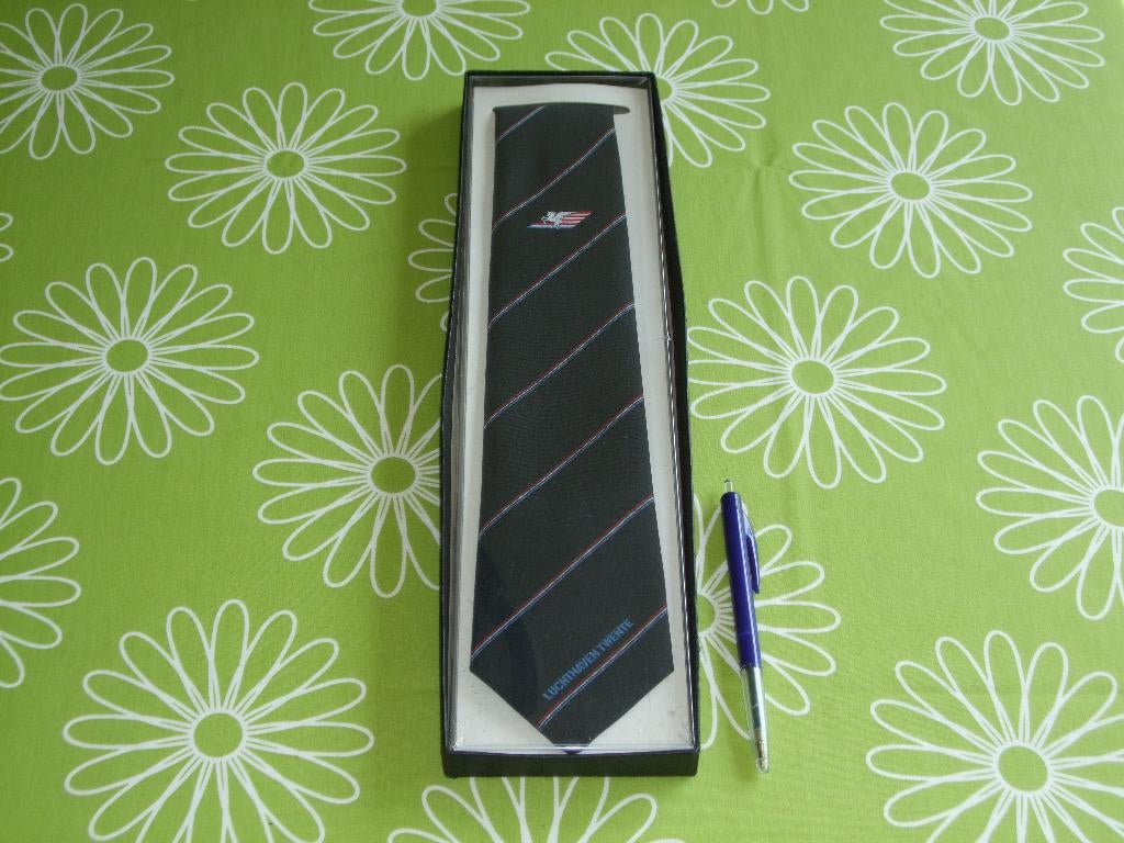 Luchthaven Twente stropdas in cassette - Twente Airport, Verzamelen, Luchtvaart en Vliegtuigspotten, Ophalen of Verzenden, Zo goed als nieuw