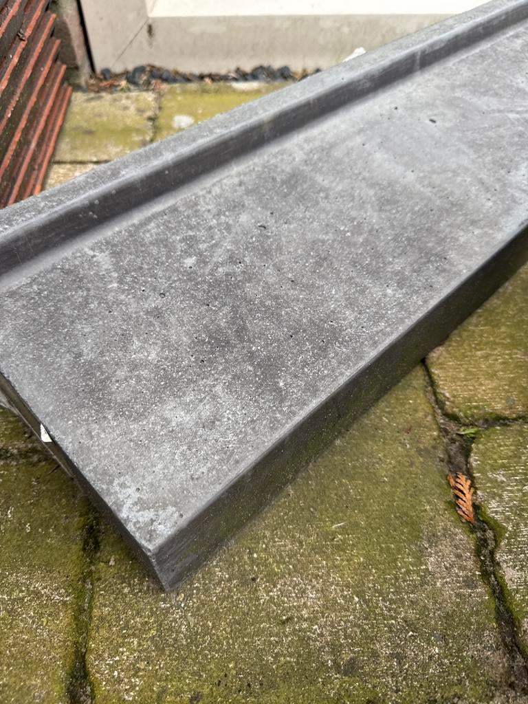 Grijze stenen raamdorpel 68,5 cm breed., Overige materialen, Gebruikt, Overige typen, Minder dan 75 cm