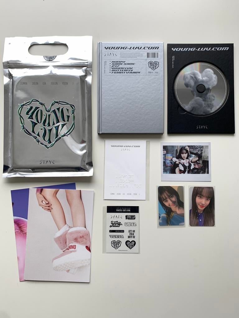 stayc youngluv album luv version, Verzamelen, Verzenden, Zo goed als nieuw, Foto of Kaart