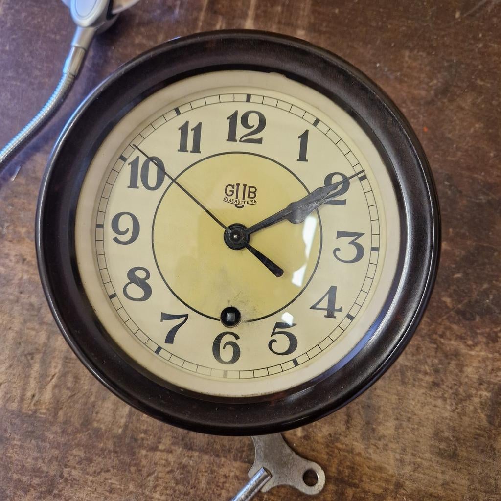 Vintage GUB Glashütte IFA Klok - Bakeliet, Antiek en Kunst, Antiek | Klokken, Ophalen