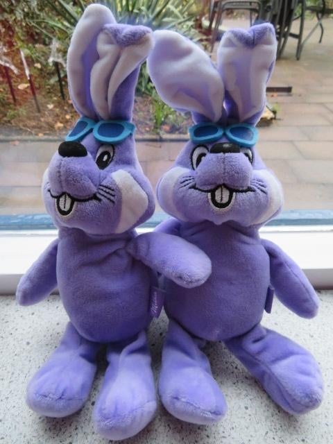 Konijn haas paashaas merk Milka paars met blauwe zonnenbril, Ophalen of Verzenden, Zo goed als nieuw, Konijn