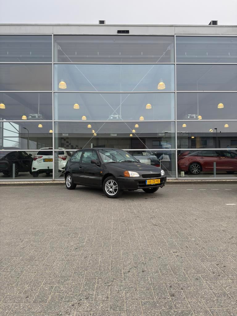 Toyota Starlet 1.3 16V 1999 Zwart, Auto's, Toyota, Voorwielaandrijving, 74 pk, 4 cilinders, Starlet