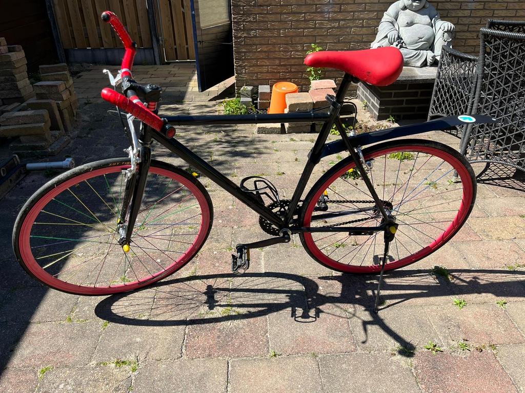 Zwarte (race)fiets met rode accenten (fixie), Gebruikt, Velgrem, 53 tot 57 cm, Ophalen