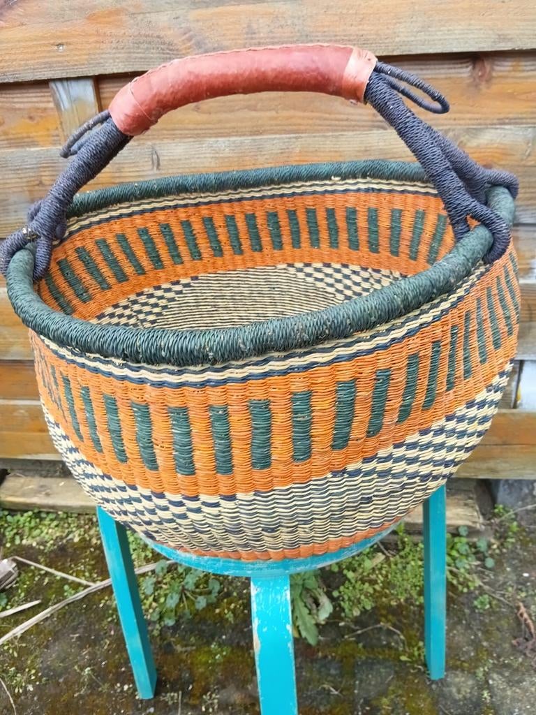 Nieuwe Bolgatanga manden handgeweven oersterk lederen handva, Ophalen of Verzenden, Nieuw, Rond, Overige materialen