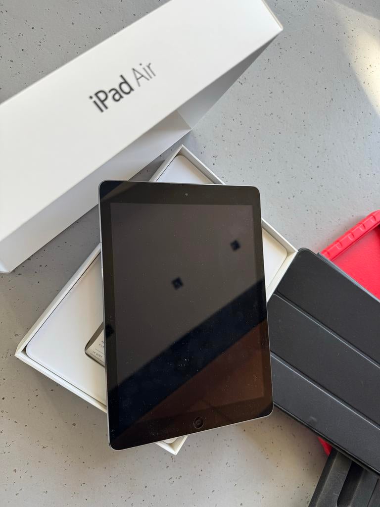 iPad Air (space gray 16GB) - inclusief 3 hoesjes, Computers en Software, Apple iPads, 10 inch, Gebruikt, Apple iPad Air, Ophalen of Verzenden
