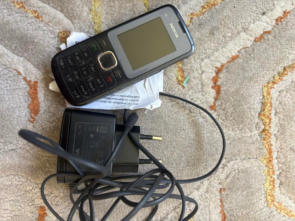 Nokia mobiele telefoon met oplader, Telecommunicatie, Mobiele telefoons | Nokia, Gebruikt, Zwart, Fysiek toetsenbord, Ophalen of Verzenden