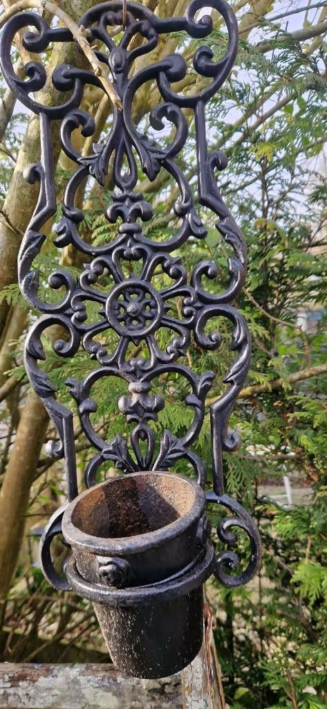 Prachtige gietijzeren plantenhanger met vaasje ( brocante), Gebruikt, Minder dan 60 cm, Ophalen of Verzenden, Metaal