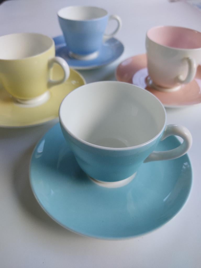 Wedgwood Harlequin set koffie/thee kopjes pastelkleur ANTIEK, Ophalen of Verzenden, Zo goed als nieuw, Wedgwood, Kop(pen) en/of Schotel(s)