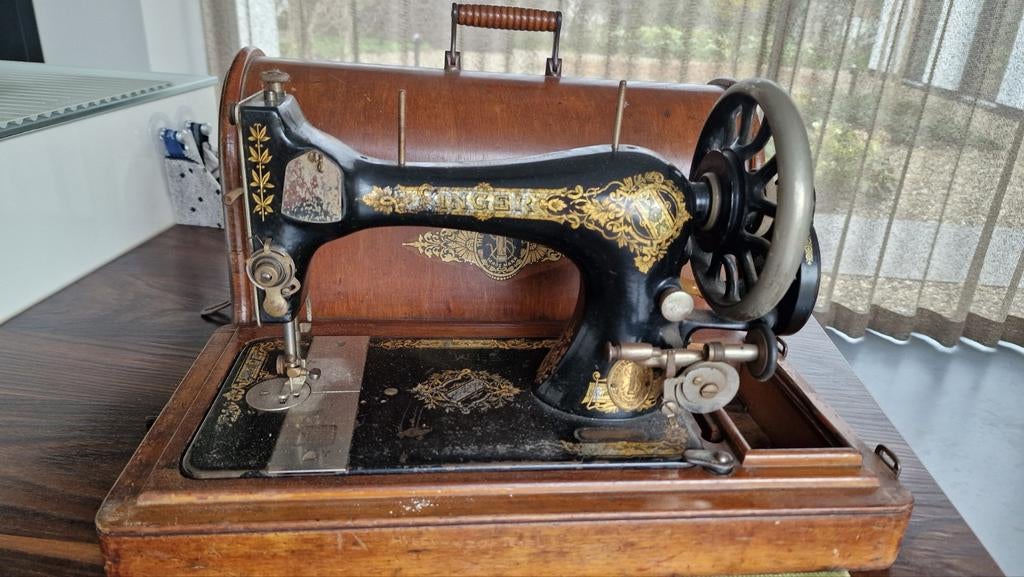 Antieke Singer naaimachine met houten kap, Ophalen